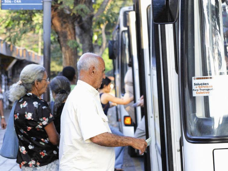 Idosos pegando ônibus coletivo