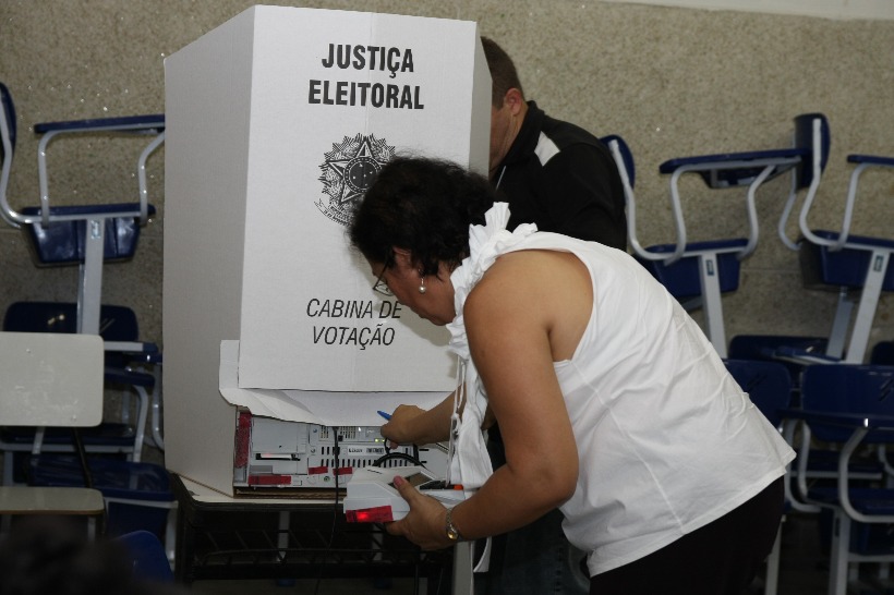 Eleições mesário cabine de votação Francisco França