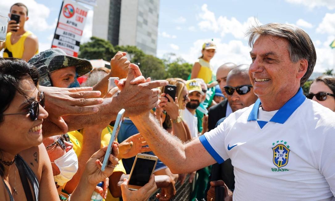 x87515038 Brazilian President Jair Bolsonaro greets supporters in front of the Planalto Palace after.jpg.pagespeed.ic.DadYW24bfR