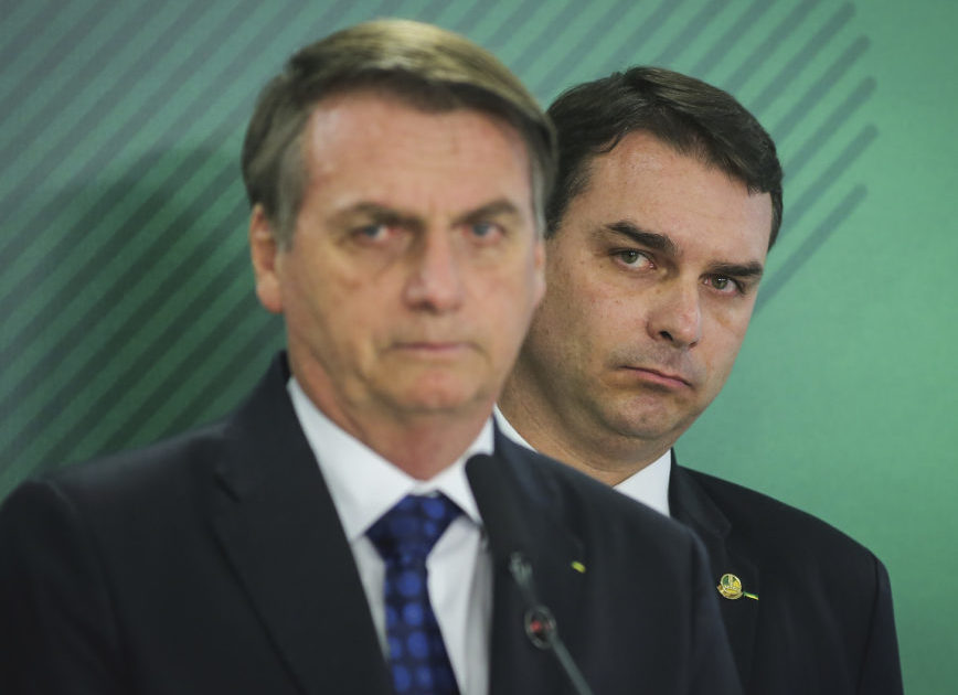 Flavio e Jair Bolsonaro 868x630